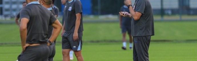 业内人：斯卢茨基战术对整体性要求高，行动不一致遇强队就难